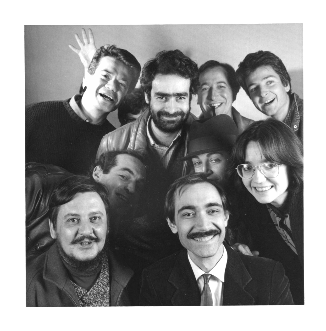 Organitzadors de la Primavera Fotogràfica 1986 a la Llibreria Tartessos. D’esquerra a dreta: Pere Roca, Joan Fontcuberta, Humberto Rivas i Albert Soler. Al mig: Ferran Freixa, Cristina Zelich i Marta Gili. A primera fila: Pere Formiguera i Josep Rigol.